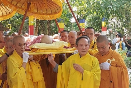 Hiu hắt bụi đường đôi chân không mỏi